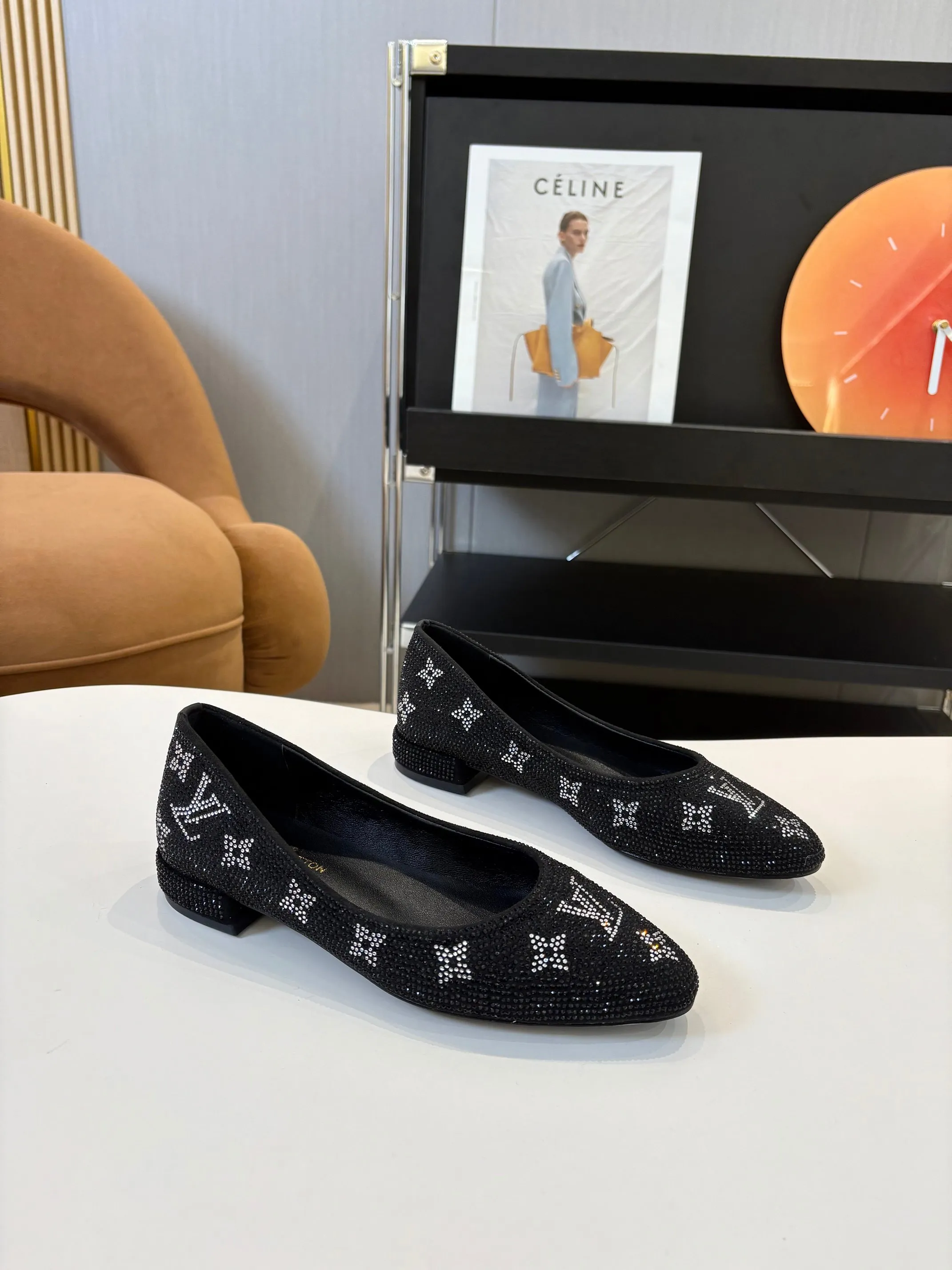 👟👟Ex-factory price 520👟👟 Louis Vuitton Louis Vuitton, 2025 flat shoes, modern and fashionable in one! Meet love when you turn a corner, release a strong aura like a queen, and capture everyone's attention instantly! Fabric: LV classic presbyopia + glittering diamonds + Yang Jing Lining/foot pads: imported lambskin leather outsole Size number: 35-41